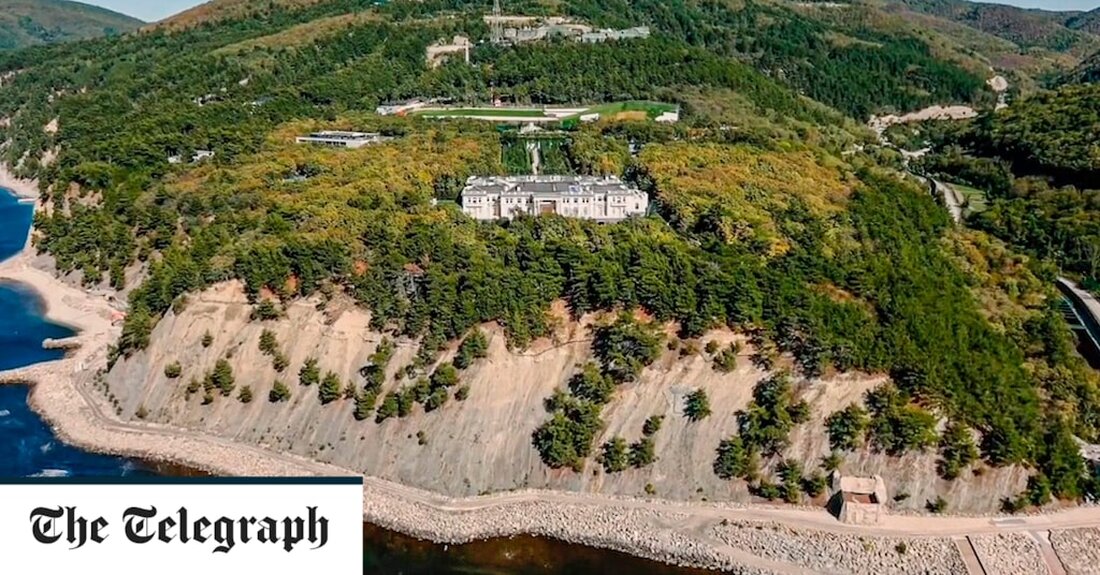 Wladimir Putin ließ unter seinem geheimen Palast am Schwarzen Meer ein riesiges unterirdisches Versteck errichten, wie aus online veröffentlichten Plänen des Ingenieurbüros hervorgeht, das hinter dem Projekt steht. Aus Sorge um sein Überleben im Falle einer Revolution oder eines Krieges soll der russische Präsident den Bau von Tunneln angeordnet haben, die etwa 50 Meter unter der Erdoberfläche liegen. Der unterirdische Komplex wurde gebaut, bevor Russland 2014 die Kontrolle über die Krim übernahm, als Putin noch freundschaftliche Beziehungen zu den europäischen Mächten pflegte. Sein 1-Milliarde-Pfund-Palast – komplett mit eigener Kirche, Eisbahn, Casino und Shisha-Lounge – erstreckt sich über 190.000 Quadratmeter an &hellip;