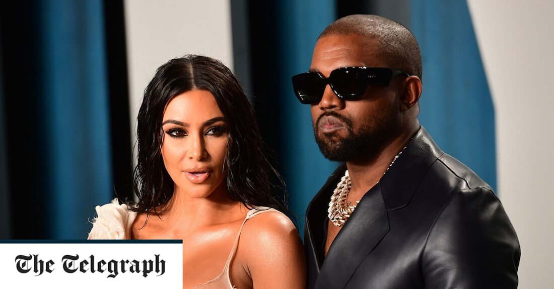 Kim Kardashian hat ihr Schweigen zu den antisemitischen Äußerungen von Ex-Ehemann Kanye West gebrochen und gesagt, Hassreden seien „niemals entschuldbar“. Frau Kardashian, die vier Kinder mit dem Rapper hat, hat seit ihrer Scheidung Abstand gehalten; Fans haben sie jedoch kürzlich aufgefordert, sich öffentlich zu seinen Ausbrüchen zu äußern. „Hassreden sind niemals in Ordnung oder entschuldbar“, twitterte sie am Montag. „Ich stehe mit der jüdischen Gemeinde zusammen und fordere die schreckliche Gewalt und die hasserfüllte Rhetorik ihnen gegenüber auf, ein sofortiges Ende zu finden.“ Reality-TV-Star Frau Kardashian, 42, beantragte letztes Jahr die Trennung inmitten von Wests zunehmend unberechenbarem Verhalten. Der 45-jährige &hellip;