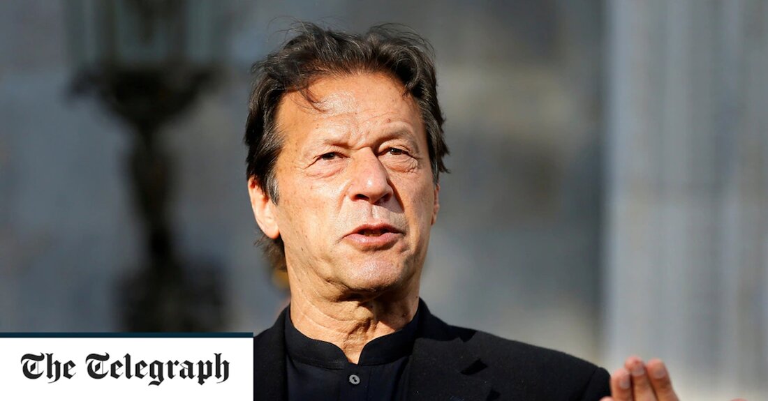 Der pakistanische Premierminister hat behauptet, er sei das Opfer ausländischer Mächte, die planten, ihn zu verdrängen, als er versuchte, angesichts eines kritischen Misstrauensvotums Unterstützer zu sammeln. Imran Khan steht vor dem härtesten politischen Kampf seiner Amtszeit, nachdem ihm eine Reihe von Überläufern seine parlamentarische Mehrheit entzogen hat. Das Land mit 220 Millionen Einwohnern rückte am Montag näher an politische Unruhen heran, als die Nationalversammlung zustimmte, einen Misstrauensantrag der Opposition anzunehmen und innerhalb von sieben Tagen abzustimmen. „Der Premierminister hört auf, sein Amt auszuüben, nachdem er das Vertrauen dieses Hauses verloren hat“, sagte Oppositionsführer Shehbaz Sharif der Versammlung. Der ehemalige Kricketspieler &hellip;