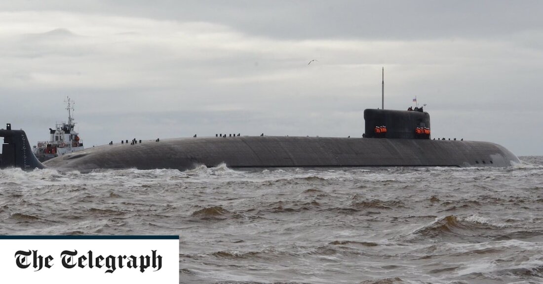 Russland hat laut der russischen Nachrichtenagentur Tass die ersten Atomsprengköpfe für die Poseidon-Supertorpedos hergestellt, von denen es behauptet, sie seien &#8222;praktisch unzerstörbar&#8220;. Sowohl US-amerikanische als auch russische Beamte haben Poseidon als eine neue Kategorie von Vergeltungswaffen beschrieben, die in der Lage sind, radioaktive Meereswellen auszulösen, um Küstenstädte unbewohnbar zu machen. „Die ersten Poseidon-Munitionsladungen wurden hergestellt, und das U-Boot Belgorod wird sie in naher Zukunft erhalten“, sagte Berichten zufolge eine nicht identifizierte Verteidigungsquelle der staatlichen Nachrichtenagentur. Tass sagte, die Hauptkomponenten von Poseidon, einschließlich eines Kernreaktors, um dem Torpedo eine eigene Energiequelle zu geben, seien erfolgreich fertiggestellt worden. Die Besatzung des Atom-U-Bootes &hellip;