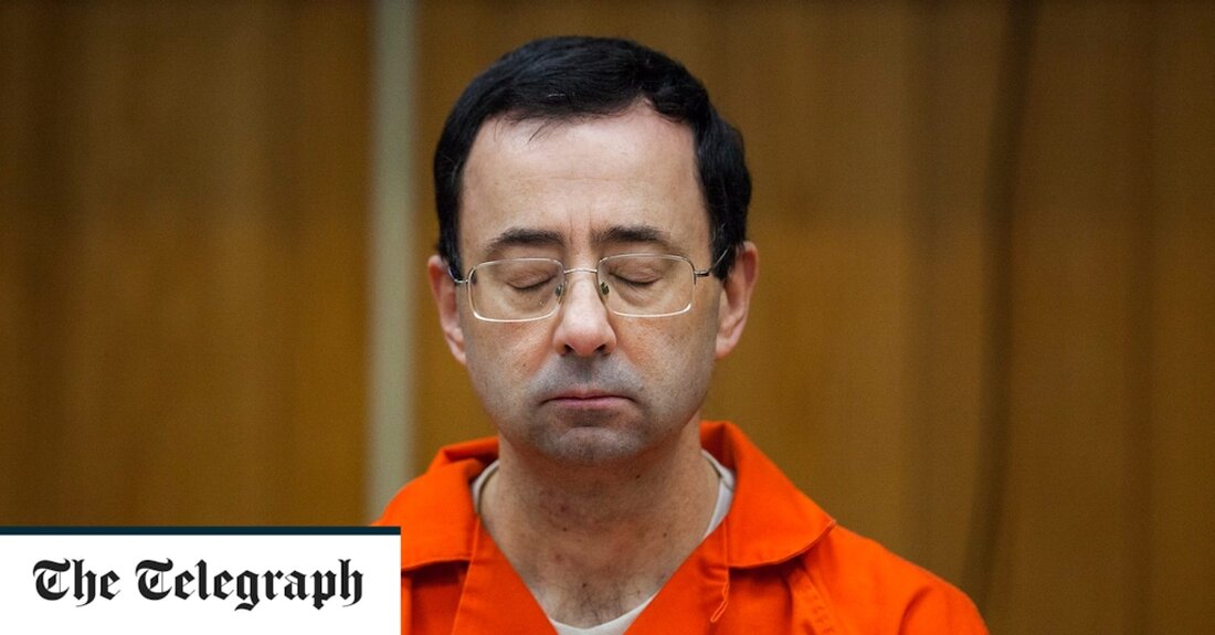 Jeffrey Epstein schrieb vor seinem Selbstmord im Gefängnis an einen anderen berüchtigten amerikanischen Pädophilen, wie aus neu veröffentlichten Gefängnisakten hervorgeht. Der Finanzier schrieb an Larry Nassar, den Arzt der US-Frauen-Turnnationalmannschaft, der wegen sexuellen Missbrauchs zahlreicher junger Sportlerinnen über mehrere Jahrzehnte verurteilt und 2016 inhaftiert wurde. Die Aufzeichnungen des US Bureau of Prisons wurden von Associated Press erhalten und bieten einen neuen Einblick in Epsteins Verhalten während seiner 36 Tage im Gefängnis vor seinem Selbstmord im August 2019. Zwei Wochen bevor er sein Leben beendete, beschrieben Gefängnisbeamte im heruntergekommenen und chaotischen Metropolitan Correctional Center in Manhattan den in Ungnade gefallenen Finanzier &hellip;