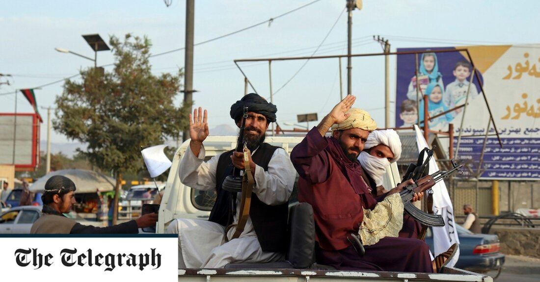 Der Taliban-Funktionär konnte weder seinen Stolz noch seine Belustigung verbergen, als er meiner Bitte zuhörte. „Ich hätte nie gedacht, dass ich so etwas hören würde“, lächelte er und winkte seine Kollegen, herüberzukommen und zuzuhören. „Dass Ausländer in unser Emirat kommen würden, weil sie jetzt unsere Dokumente brauchen.“ Er war nicht der einzige, der von meiner misslichen Lage überrascht war. Nach jahrelangem Umgang mit den bürokratischen Hürden, die zum Auslandskorrespondentendasein dazugehören, konnte ich immer noch nicht wirklich verstehen, wie ich in diesen Schlamassel geraten war. Trotz einer Karriere, die ich damit verbrachte, mich mit Genehmigungen, Erlaubnissen und Visa herumzuschlagen, die erforderlich &hellip;