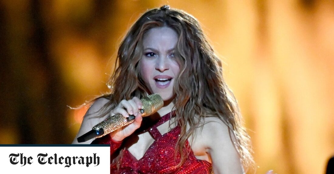 Shakira wird vor Gericht gestellt, um Vorwürfe zu verteidigen, sie habe 14,5 Millionen Euro an Einkommenssteuern nicht gezahlt, nachdem sie keine Einigung erzielt hatte. Die Staatsanwaltschaft in Barcelona kündigte im Juli an, die Hips Don&#8217;t Lie-Sängerin auf eine Freiheitsstrafe von mehr als acht Jahren und eine Geldstrafe von fast 24 Millionen Euro zu fordern, nachdem sie einen Plädoyer-Deal wegen Vorwürfen der Steuerhinterziehung abgelehnt hatte. Sie werfen Shakira, 45, vor, das spanische Finanzamt um 14,5 Millionen Euro auf Einkünfte aus den Jahren 2012 bis 2014 betrogen zu haben. Die Staatsanwaltschaft sagt, Shakira sei 2011 nach Spanien gezogen, als ihre Beziehung zum &hellip;