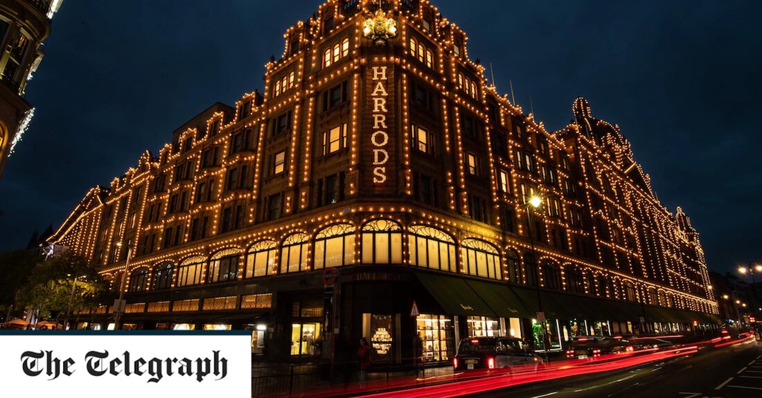 Erst wurden ihre Yachten beschlagnahmt, dann ihr Vermögen eingefroren. Jetzt, im vielleicht schmerzhaftesten Schlag, wurde den Russen gesagt, sie dürften nicht bei Harrods einkaufen – jedenfalls nicht ernsthaft. Der Telegraph kann mitteilen, dass das Kaufhaus Knightsbridge russische Kunden kontaktiert hat, die warnten, dass es ihnen keine „Luxusgüter“ im Wert von mehr als 300 Pfund mehr verkaufen werde. Der Schritt, sagte der Laden, dient der Einhaltung von Sanktionen, die nach der Invasion von Wladimir Putin in der Ukraine eingeführt wurden. Das bedeutet, dass Gegenstände, die von Schmuck und Designerkleidung bis hin zu Möbeln und Fitnessgeräten reichen, jetzt tabu sind, aber es &hellip;