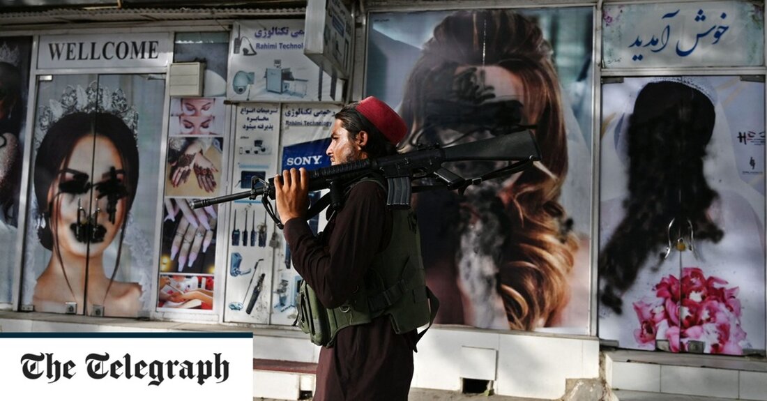 Die Taliban haben die Schließung aller Schönheitssalons angeordnet, was eine weitere Einschränkung der Freiheiten der Frauen in Afghanistan bedeutet. „Die Frist für die Schließung von Schönheitssalons für Frauen beträgt einen Monat“, sagte Mohammad Sadiq Akif, Sprecher des Ministeriums für die Verhinderung von Lastern und die Verbreitung von Tugend, am Dienstag. Wer gegen das Edikt verstößt, muss mit „rechtlichen Schritten“ rechnen, warnte das weithin gefürchtete Ministerium in einer offiziellen Mitteilung. Make-up-Künstler verurteilten die jüngste Einschränkung der Frauenrechte als drakonisch und warnten, dass sie die Schwierigkeiten von Familien, die mit der sich verschärfenden Wirtschaftskrise in Afghanistan konfrontiert sind, noch verschlimmern würde. „Das &hellip;