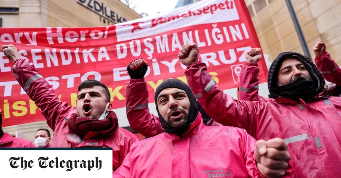 Türkische Arbeiter streiken in einer seit den 1970er Jahren nicht mehr gesehenen Zahl, um Lohnerhöhungen zu fordern, die es ihnen ermöglichen, sich inmitten der steigenden Inflation einen Laib Brot zu kaufen. Sevda, 27, hörte diesen Monat aus Protest auf, bei der Supermarktkette Migros zu arbeiten, nachdem das Management 257 ihrer Kollegen entlassen hatte, weil sie aus dem Haus gegangen waren, um eine Gehaltserhöhung von vier Lira (20 Pence) pro Stunde zu fordern, was einem Laib Brot entspricht. „Ich streike für meine Grundbedürfnisse. Ich möchte Brot kaufen, ich möchte meine Familie ernähren und die Ausbildungskosten meiner Geschwister decken“, sagte sie dem &hellip;
