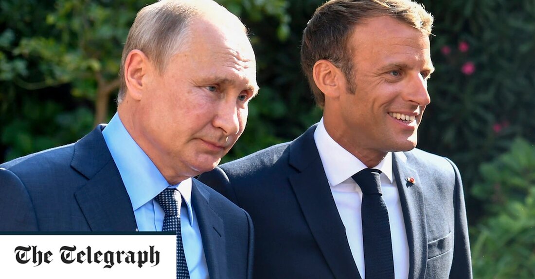 Ein verächtlicher Wladimir Putin sagte Emmanuel Macron, er würde lieber „Eishockey spielen“, als sich nur vier Tage vor seinem Einmarsch mit Joe Biden zu treffen, um einen Krieg in der Ukraine abzuwenden. Die abweisende Bemerkung des russischen Präsidenten erfolgte am Ende eines angespannten, manchmal respektvollen und oft surrealen neunminütigen Gesprächs mit Herrn Macron, das am Donnerstag in einem Dokumentarfilm auf France 2, dem wichtigsten staatlichen Fernsehsender, ausgestrahlt wird. Laut CA Vous (It&#8217;s Over To You), der Talkshow France 5, die die ersten Auszüge ausstrahlte, strahlte der Dokumentarfilm nur zwei Tage vor der Invasion auch ein weiteres Gespräch zwischen Herrn Macron &hellip;
