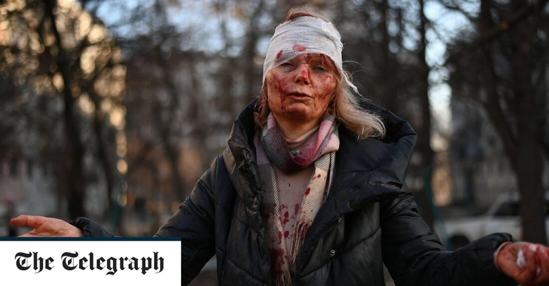 Verstörende Bilder wurden auf Bitten der Regierung entfernt Mehr als 137 Menschen wurden getötet, nachdem Wladimir Putin eine großangelegte Invasion der Ukraine gestartet hatte, die mit ballistischen Raketen auf Großstädte zielte. Der russische Präsident genehmigte die &#8222;militärische Sonderoperation&#8220; in einer überraschenden Fernsehansprache am frühen Donnerstagmorgen, nachdem er etwa 190.000 Soldaten an der Grenze versammelt hatte. Das russische Militär hat daraufhin zahlreiche Ziele in der ganzen Ukraine angegriffen und die Kontrolle über den Ort der Atomkatastrophe von Tschernobyl übernommen. Laut Geheimdienstexperten versucht es auch, überwältigende Kräfte um die Hauptstadt Kiew zu sammeln. Hier sind die erschütterndsten Bilder vom ersten Tag der &hellip;
