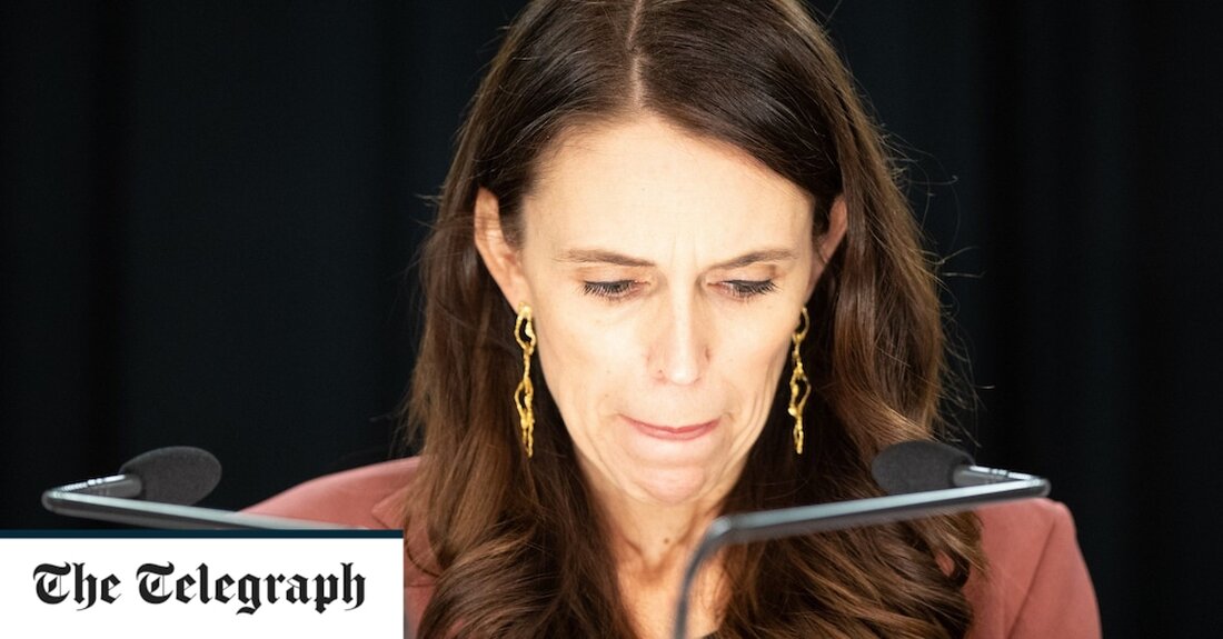Die Labour Party von Jacinda Ardern ist in den Umfragen hinter die rechte Opposition zurückgefallen, inmitten der Wut über den Umgang der neuseeländischen Regierung mit der Covid-Krise. Die neuseeländische Premierministerin erhielt nach ihrer Wahl im Jahr 2017 internationales Lob und breite Unterstützung im Inland, kämpft aber nun darum, die Popularität ihrer Regierung aufrechtzuerhalten. Eine neue Umfrage brachte die Mitte-Rechts-Oppositionspartei zum ersten Mal seit zwei Jahren vor Labour. Die TVNZ/Kantar-Umfrage ergab, dass die Unterstützung für die National Party um sieben Punkte auf 39 Prozent gestiegen ist, verglichen mit 37 Prozent für Labour. Es folgen ein paar schädliche Monate für ihre Regierung, &hellip;