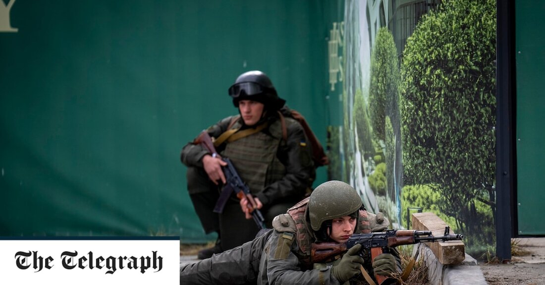 Russische Panzer haben heute Morgen damit begonnen, in Kiew einzurollen, während wir in den zweiten Tag des Ukraine-Konflikts eintreten und sich Zivilisten dem Kampf gegen Putins Invasion anschließen. In dem möglicherweise größten bewaffneten Konflikt in Europa seit dem Zweiten Weltkrieg hat ein ukrainischer Minister davor gewarnt, dass heute der „härteste Tag“ der Bemühungen des Landes zur Abwehr russischer Truppen sein wird. Hier sind die fünf wichtigsten Entwicklungen an diesem historischen Morgen. 1. Die Ukrainer wehren sich Als die Kämpfe auf der Schwarzmeerinsel ausbrachen, wurden 13 ukrainische Grenzschutzbeamte getötet, nachdem sie sich geweigert hatten, sich der russischen Marine zu ergeben, wobei &hellip;