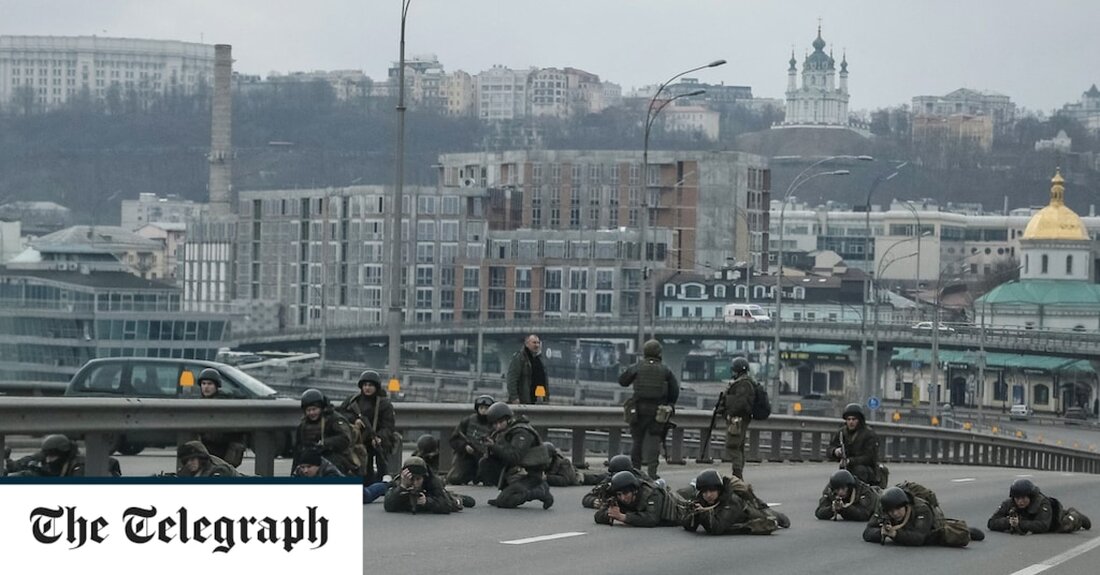 Ukrainekrieg &#8211; Sonderartikel Westliche Führer befürchten, dass Wladimir Putin verheerende thermobare Raketen auf die Ukraine abfeuern könnte, nachdem heftiger Widerstand den Vormarsch der russischen Armee verlangsamt hat, kann The Telegraph offenlegen. Die Bürger der Hauptstadt Kiew waren mit Tausenden von Maschinengewehren und groben Bomben bewaffnet, als sie sich gegen die versammelten Kräfte des russischen Präsidenten zur Wehr setzten. Am Freitagabend wurde die Stadt nach einem Tag, an dem die Armee nicht genug Fortschritte gemacht hatte, um die Regierung zu stürzen, heftig bombardiert. Westliche Beamte haben am Freitag ihre ernsthafte Besorgnis darüber geäußert, dass Herr Putin den Einsatz von thermobaren Waffen &hellip;