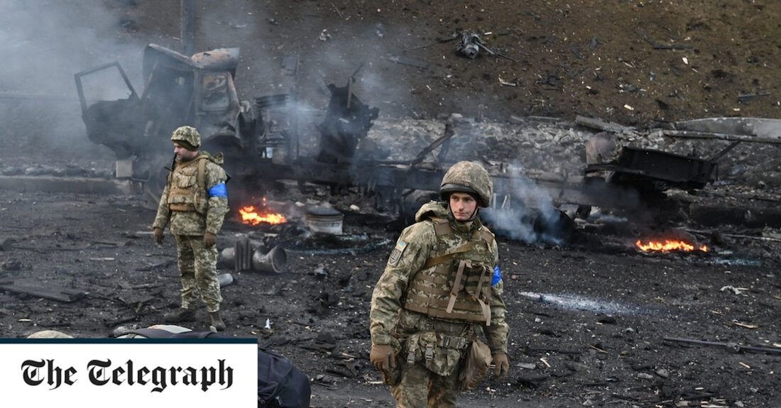 Guten Morgen. Der Kampf um Kiew verschärft sich, russische Truppen greifen das Herz der ukrainischen Hauptstadt an. Aber die Ukrainer halten vorerst ihre Positionen. Heute Morgen sagte die ukrainische Armee, sie habe einen russischen Angriff auf eine der Hauptstraßen Kiews abgewehrt. Hier sind fünf wichtige Entwicklungen über Nacht: 1.UK wird den ukrainischen Widerstand unterstützen James Heappey, der Minister der Streitkräfte, sagte heute Morgen, dass Großbritannien beabsichtigt, seine Waffenlieferungen an die ukrainischen Streitkräfte fortzusetzen. Herr Heappey sagte, dass Ben Wallace, der Verteidigungsminister, am Freitag eine Geberkonferenz mit 25 Nationen geleitet habe, von denen einige zugesagt hätten, Waffen und andere Hilfe zu &hellip;
