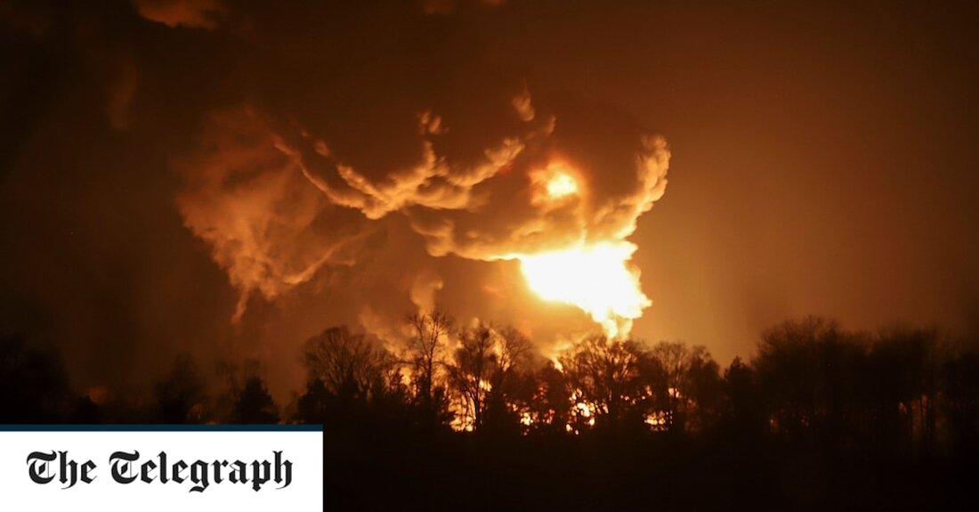 Während die Schlacht um Kiew in einen brutalen vierten Tag geht, nähern sich Wellen russischer Truppen der ukrainischen Hauptstadt. Am Sonntagmorgen bombardierten Putins Truppen Kiew, nachdem er seinen Truppen befohlen hatte, „aus allen Richtungen“ in die Ukraine vorzurücken. Hier sind fünf wichtige Entwicklungen über Nacht: 1. Junge, 6, bei Angriff auf Kinderkrebskrankenhaus getötet Berichten ukrainischer Medien zufolge wurde möglicherweise ein Krebskrankenhaus für Kinder von den Russen zerstört. TSN sagte, mindestens ein Kind, ein sechsjähriger Junge, sei getötet worden, nachdem das Kinderkrebskrankenhaus Ochmadyt in Kiew am Sonntagmorgen von Artilleriefeuer getroffen worden war. Der Kyiv Independent sagte, dass bei dem Angriff mindestens &hellip;