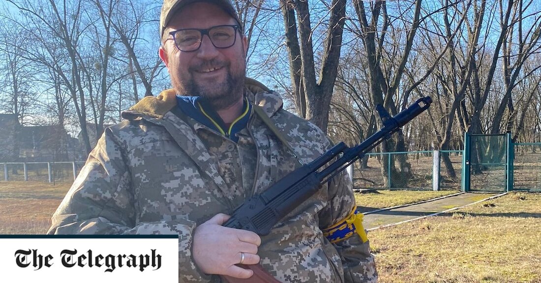 Andriy Kononenko ist ein ehemaliger Assistent der Reporter des Telegraph in der Ukraine, der seinen Job als Leiter eines Sprachenzentrums in Kiew aufgab, um sich freiwillig als Reservist in der ukrainischen Armee zu melden. Montag: Eine gründliche Rasur mit Saboteuren Meine größte Angst, als ich mich entschied, mich freiwillig als Soldat zu melden, war, dass ich vielleicht jemanden töten müsste. Weniger als 48 Stunden nach der Anmeldung wurde mein Albtraum fast wahr. Am Samstagabend, nachdem ich meine Waffe und Uniform erhalten hatte, wurde ich mit anderen Freiwilligen zu einem Kontrollpunkt außerhalb von Browary am nordöstlichen Stadtrand von Kiew abkommandiert. Die &hellip;