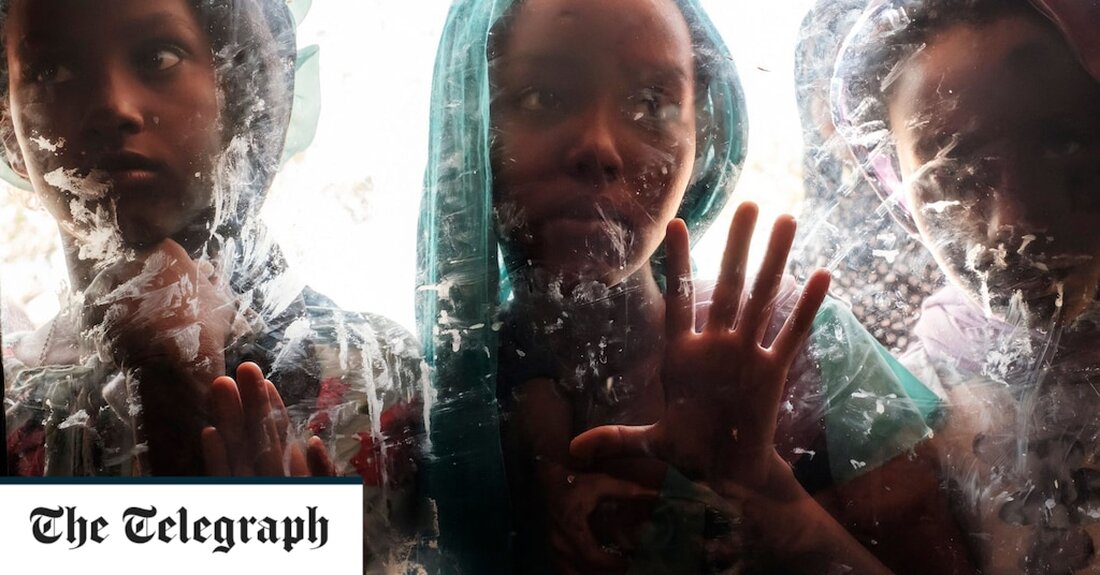 Tausende eritreische Flüchtlinge sind im Bürgerkrieg in Äthiopien in einem endlosen Kreislauf der Gewalt gefangen und werden von bewaffneten Männern und Artillerieangriffen von einem Ort zum anderen gejagt. Neue Bilder zeigen, wie Tausende von geschockten Männern, Frauen und Kindern nach einem mutmaßlichen Angriff auf ein Flüchtlingslager im benachbarten Tigray kürzlich in der Stadt Semera in der äthiopischen Afar-Region angekommen sind. „Schwere Waffen wurden in das Flüchtlingslager geworfen und Tigray-Truppen kontrollierten das Gebiet. Am selben Tag begannen sie mit der Plünderung von Eigentum“, erinnerte sich ein Überlebender. Andere sagten, dass einige Flüchtlingsfrauen während des Angriffs auf ein Lager in Bahrale entführt &hellip;