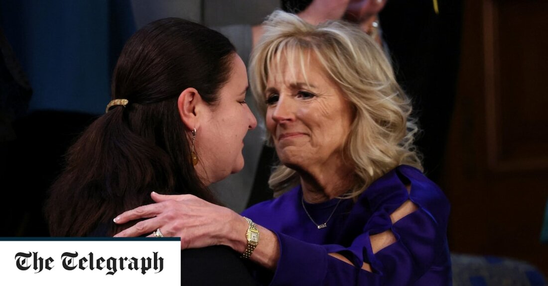 US-First Lady Jill Biden sagt, sie „halte den Atem an“, dass die russische Invasion in der Ukraine nicht zu einem ausgewachsenen Weltkrieg wird, und wacht jeden Morgen auf und betet, dass der ukrainische Präsident Wolodymyr Selenskyj noch am Leben ist. Bei einer privaten Spendenaktion in San Francisco sagte Frau Biden, dass sie die Krise im Fernsehen genau verfolgt habe und darauf bestehe, dass ihr Ehemann „der richtige Mann für diesen Moment in der Geschichte“ sei. Ihr Mann, US-Präsident Joe Biden, arbeite Tag und Nacht mit Nato-Verbündeten an Lösungen, sagte sie. „Das Telefon hört einfach nicht auf zu klingeln, die ganze &hellip;