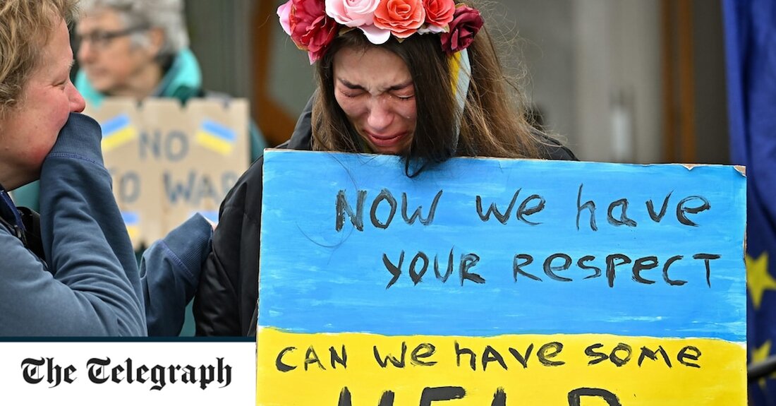 Es ist unwahrscheinlich, dass Lebensmittelpakete von britischen Militärflugzeugen in die Ukraine abgeworfen werden, weil britische Minister und Beamte befürchten, dass sie abgeschossen werden könnten, wurde The Telegraph mitgeteilt. Die Maßnahme ist eine von mehreren humanitären Maßnahmen, die ins Gespräch gebracht wurden, während westliche Länder darüber debattieren, was sie tun können, um den Druck auf die ukrainischen Versorgungsleitungen zu verringern. Vertreter des Auswärtigen Amtes haben sich mit der Erwartung abgefunden, dass ein langer Konflikt – der möglicherweise Jahre dauert – das wahrscheinlichste Ergebnis ist, da der russische Präsident Wladimir Putin seine Angriffe intensiviert. „Jeder möchte, dass sich das wie eine Hollywood-Geschichte &hellip;