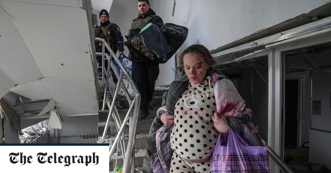 Ukrainekrieg &#8211; Sonderartikel Es ist schwer vorstellbar, wie das Kinder- und Entbindungsheim von Mariupol jemals eine Bedrohung für Wladimir Putin darstellen konnte. Aber am Mittwoch bombardierten russische Jets das Krankenhaus trotzdem und begruben werdende Mütter, Babys und Kinder unter seinen Trümmern. Nach zwei Wochen immer verheerender werdender Kämpfe sank Russland auf einen neuen Tiefpunkt. Kurz nach 17 Uhr Ortszeit (15 Uhr GMT) überflogen russische Kampfflugzeuge das Krankenhaus Nr. 3 im Zentrum von Mariupol und warfen mindestens eine ungelenkte, sogenannte „dumme“ Bombe ab. Videoaufnahmen und Fotos zeigten die Verwüstung und Zerstörung, die der Luftangriff hinterlassen hatte. Eine Seite des Krankenhauses wurde &hellip;
