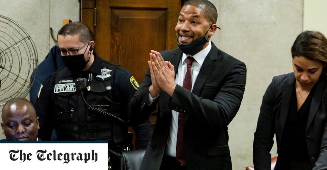 Ein Richter hat Jussie Smollett zu 150 Tagen Gefängnis verurteilt und den schwarzen und schwulen Schauspieler als narzisstischen Scharlatan gebrandmarkt, weil er ein Hassverbrechen gegen sich selbst inszeniert hat, um das Rampenlicht zu erobern, während die Nation mit schmerzlichen Problemen der Rassenungerechtigkeit zu kämpfen hatte. Smollett antwortete, indem er trotzig seine Unschuld beteuerte und vorschlug, er könne im Gefängnis getötet werden. Das Urteil und Smolletts Ausbruch nach der Anhörung krönten eine stundenlange Anhörung am Donnerstag und mehr als drei Jahre juristisches Drama nach Smolletts Behauptung, er sei das Ziel eines rassistischen und homophoben Angriffs gewesen. Smollett gab keine Erklärung ab, &hellip;
