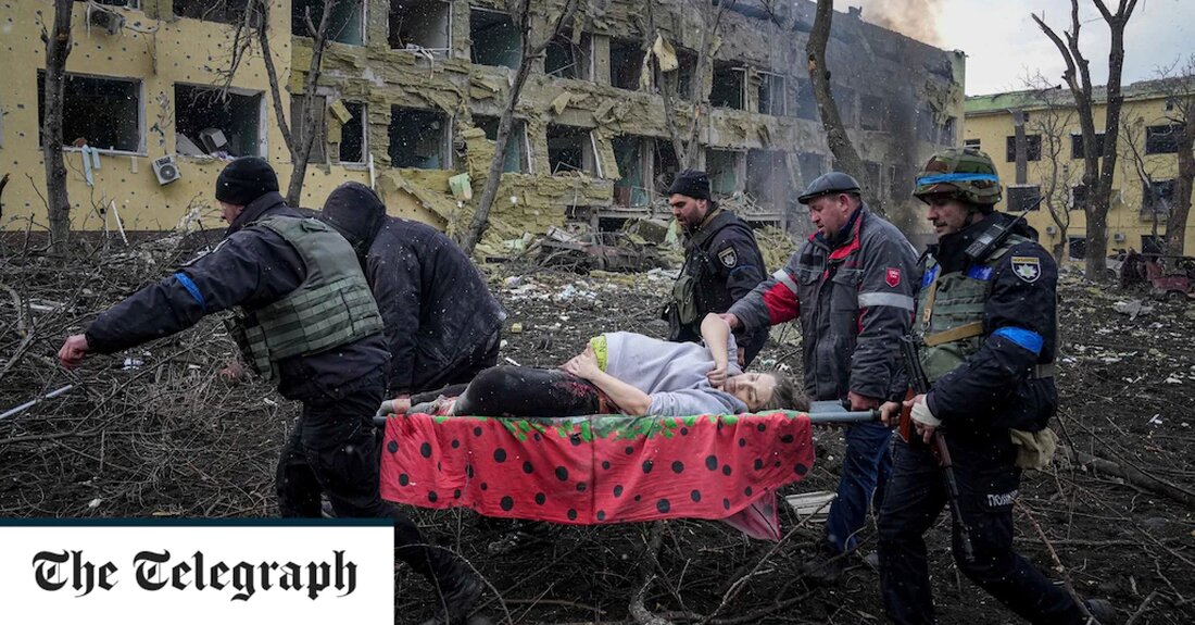 Eine schwangere Frau und ihr Baby sind gestorben, nachdem Russland ein Entbindungsheim in Mariupol, Ukraine, bombardiert hatte, wo sie gebären sollte. Bilder von der nicht identifizierten Frau, die auf einer Trage inmitten von Trümmern und Zerstörung zu einem Krankenwagen gebracht wurde, waren um die Welt gegangen und verkörperten den Schrecken eines Angriffs auf die Unschuldigsten der Menschheit. In Videos und Fotos, die am Mittwoch nach dem Angriff auf das Krankenhaus aufgenommen wurden, war zu sehen, wie die Frau ihren Unterbauch streichelte, als Retter sie durch die belagerte Stadt Mariupol eilten, in der seit dem Einmarsch Russlands mehr als 2.100 Zivilisten &hellip;