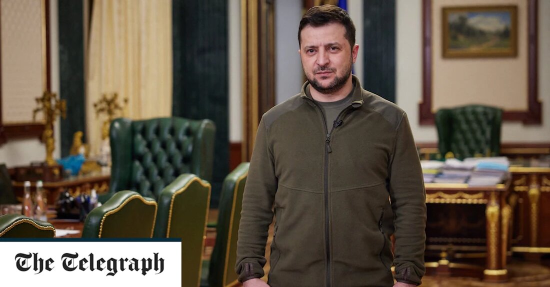 Volodymyr Selenskys berühmter Khaki-Fleece wurde bei einer Spendenauktion für die Ukraine in London für 90.000 Pfund verkauft. Boris Johnson schlug vor, dass das grüne Vlies viel mehr als seinen Startpreis von 50.000 Pfund kosten sollte, was der Premierminister als „Schnäppchen“ bezeichnete, als er die Menschen aufforderte, tief zu graben und viel auszugeben. Bei einer Veranstaltung in der Tate Modern, bei der lebenswichtige Mittel für die humanitäre Hilfe in der Ukraine gesammelt wurden, die im Februar von Russland besetzt wurde, wurde der Hammer fast doppelt so teuer. Der ukrainische Präsident, der auch für seine grünen Militäranzüge bekannt ist, wurde auf einer &hellip;