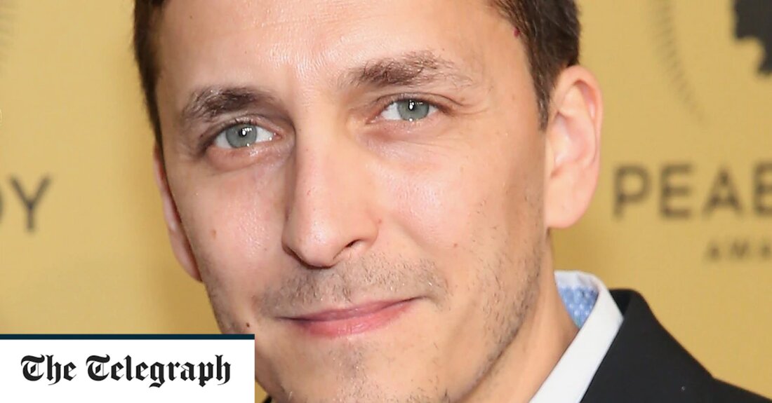 Berichten zufolge wurde ein amerikanischer Journalist in der Ukraine von russischen Streitkräften erschossen. Brent Renaud, ein Videojournalist, befand sich mit anderen ausländischen Pressevertretern in einem Auto, als Truppen das Feuer auf das Fahrzeug eröffneten, sagte der Leiter der Kiewer Polizeibehörde. Der Kollege des 51-Jährigen soll verletzt worden sein und wird im Krankenhaus medizinisch versorgt. Jake Sullivan, Nationaler Sicherheitsberater der USA, bezeichnete den Tod von Herrn Renaud als „schockierend und entsetzlich“. „Wir werden diese jüngste Entwicklung natürlich sehr genau verfolgen und entsprechend reagieren“, sagte er gegenüber Face the Nation von CBS. Es wird angenommen, dass die Journalisten Flüchtlinge filmten, die einen &hellip;