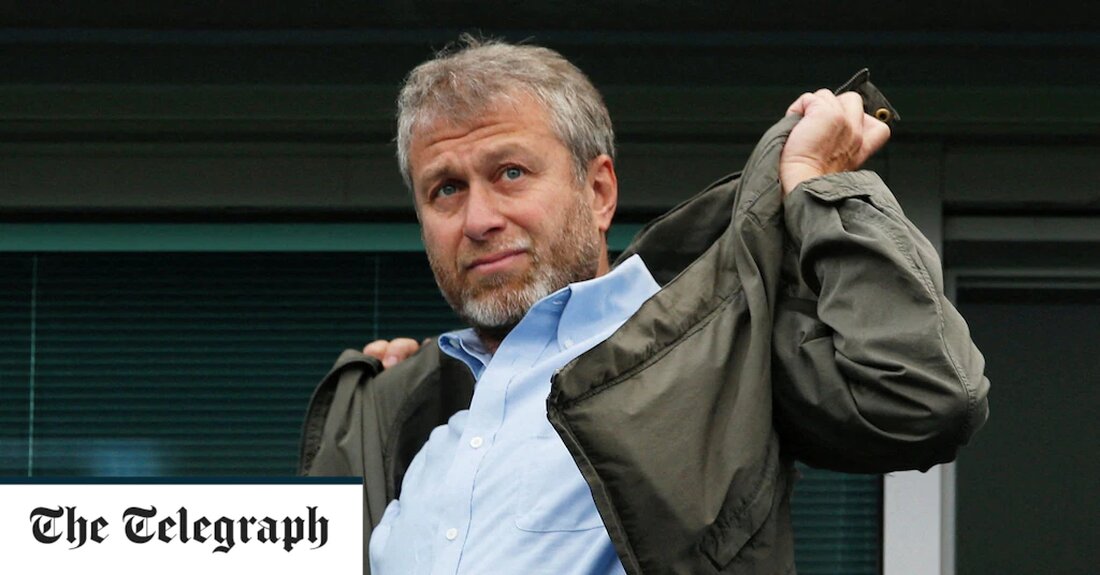 Der ukrainische Präsident Wolodymyr Selenskyj sagte, er habe Signale der Unterstützung von Roman Abramovich erhalten. Herr Abramovich war einer von mehreren russischen Geschäftsleuten, von denen er sagte, sie wollten „etwas tun“ und „irgendwie helfen“, um den monatelangen Angriff des Kremls auf die Ukraine zu deeskalieren. Die Behauptung, er habe ein Eingreifen angeboten, wurde von Herrn Zelensky in einem Interview mit russischen Journalisten offengelegt, die für die unabhängigen Medien des Landes arbeiten. „Einige sagten, sie seien bereit, beim Wiederaufbau des Landes nach dem Krieg zu helfen“, sagte Selenskyj. Der Besitzer des aktuellen Welt- und Europameisters Chelsea, Herr Abramovich, ist einer der &hellip;