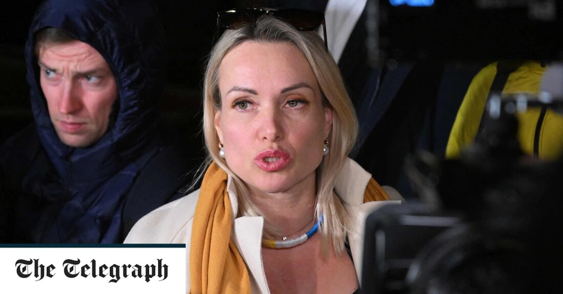 Ukrainekrieg &#8211; Sonderartikel Ein hartnäckiger Journalist und ein sehr vertrauenswürdiger Fachmann. So beschrieben Kollegen den langjährigen russischen Staatsfernsehproduzenten, der mit einem Antikriegsbanner in einem atemberaubenden Protest gegen die Kreml-Zensur auf das Set einer Flaggschiff-Nachrichtensendung stürmte. Nachdem Marina Ovsyannikova fünf Sekunden lang in der Neun-Uhr-Nachrichtensendung von Channel One auf Sendung war, wurde sie von Wachen festgenommen und zu einer Polizeiwache gebracht, wo sie über Nacht festgehalten wurde, bis sie am Dienstagnachmittag vor Gericht stand und wegen einer Videoerklärung gegen den Krieg zu einer Geldstrafe verurteilt wurde die sie aufnahm, bevor sie das Set betrat. Frau Ovsyannikova, die die meiste Zeit ihres &hellip;