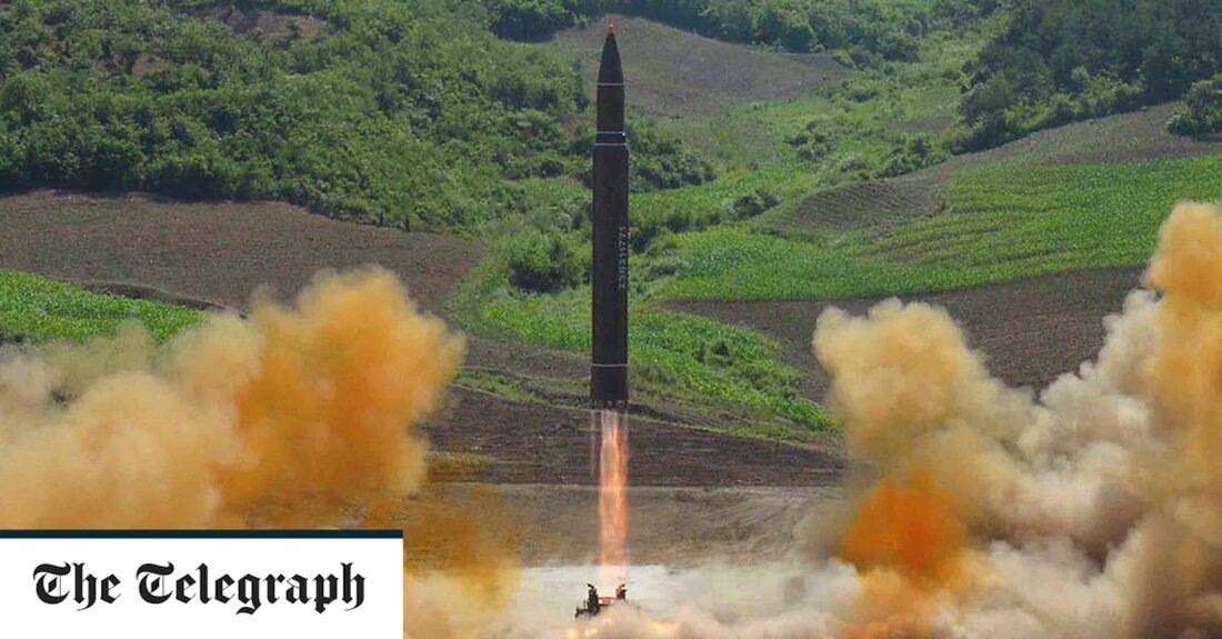 Nordkorea führte am Donnerstag den vermutlich größten Test einer Interkontinentalrakete (ICBM) aller Zeiten durch, was der erste vollwertige Start der größten Raketen des nuklear bewaffneten Staates seit 2017 wäre. Südkoreas gemeinsame Stabschefs sagten, sie hätten den Start eines „unidentifizierten Projektils“ aus Nordkorea entdeckt und enthüllten, dass der Start vermutlich eine Langstreckenrakete war, möglicherweise eine Interkontinentalrakete, die auf einer „erhabenen“ Flugbahn hoch in den Weltraum abgefeuert wurde. Das berichtete die Nachrichtenagentur Yonhap. Das japanische Verteidigungsministerium gab bekannt, dass die Rakete 71 Minuten lang geflogen war, mehr als 6000 km Höhe erreicht und eine Reichweite von etwa 1100 km zurückgelegt hatte, bevor &hellip;