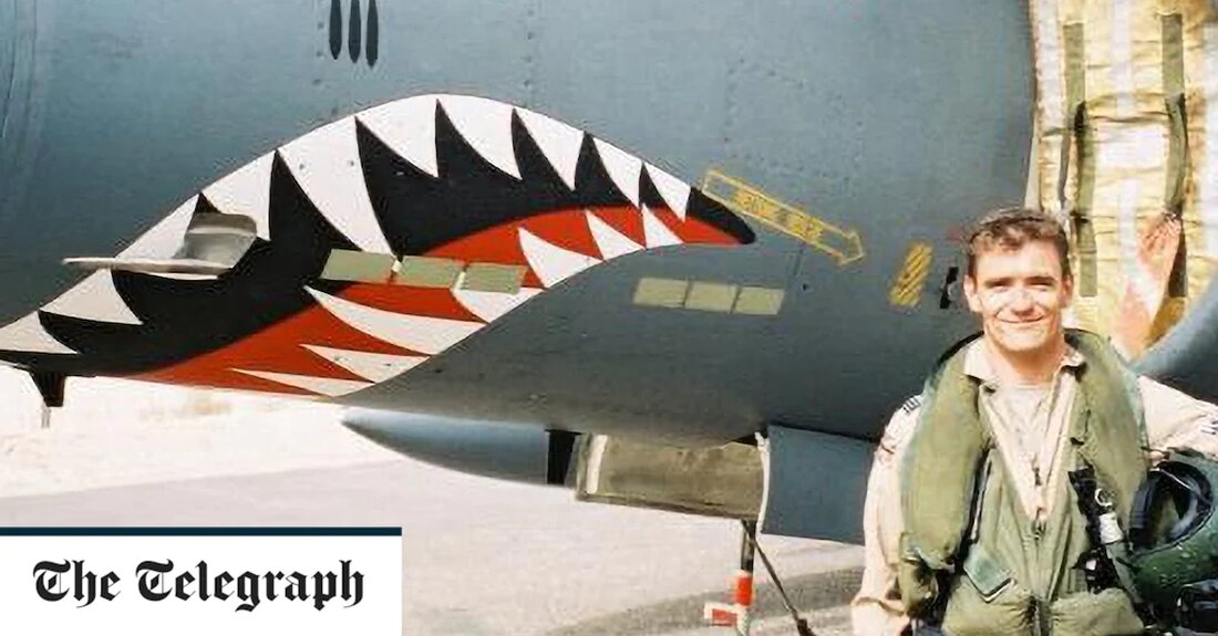 Ein hochqualifizierter britischer Testpilot und ehemaliges RAF-Ass ist gestorben, nachdem er aus dem Militärjet ausgestiegen war, den er in Italien geflogen war. Dave Ashley, 49, ein ehemaliger Harrier- und F-18-Pilot, der während seiner 18-jährigen Karriere mehrere Kampfeinsätze flog, flog einen Alenia Aermacchi M-346 Master-Trainerjet, als er und sein Co-Pilot aussteigen mussten. Sekunden später prallte das Flugzeug in der Nähe des Comer Sees in Norditalien gegen einen Berghang und ging in Flammen auf. Eine dichte Rauchwolke stieg von der Unfallstelle in einer Höhe von etwa 8.500 Fuß auf und war aus mehreren Kilometern Entfernung zu sehen. Der italienische Pilot Giampaolo Gattin, &hellip;