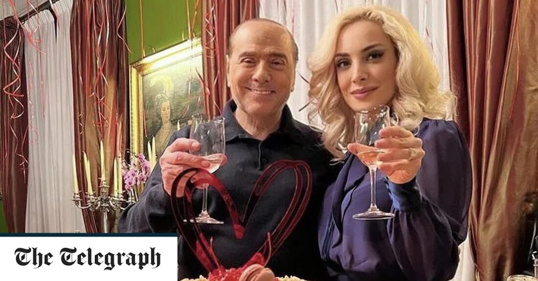 Silvio Berlusconi wird am Samstag zum dritten Mal bei einem „Fest der Liebe“ heiraten – aber er wird seine 32-jährige Freundin im Erbstreit mit seiner Familie nicht legal heiraten. Rund 50 Gäste werden erwartet, um Zeuge zu werden, wie der 85-jährige Ex-Ministerpräsident seiner 53 Jahre jüngeren Freundin Martina Fascina seine Treue schwört. Allerdings wird es weder eine kirchliche Trauung noch eine standesamtliche Trauung, sondern ein Ereignis, das als „Fest der Liebe“ für das Paar bezeichnet wird. Die fünf erwachsenen Kinder von Herrn Berlusconi sollen entsetzt über die Aussicht gewesen sein, dass Frau Fascina einen Anspruch auf das geschätzte Erbe des &hellip;