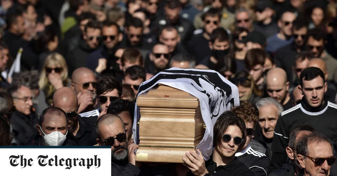 Als sich 2.000 Menschen zu einer Beerdigung an Korsikas windgepeitschter Westküste mit Blick auf das tiefblaue Mittelmeer versammelten, sang ein Chor ein mitreißendes Requiem und riesige Fahnen, die die Silhouette eines enthaupteten Mohren darstellten, flatterten im Wind. Aber die Farben Rot, Weiß und Blau waren nirgendwo zu sehen. „Du wirst hier heute keine französische Flagge sehen“, sagte ein Mann. „Es ist eine Persona non grata.“ Die Menschenmenge, die sich um eine Kirche in Cargèse versammelt hatte, war gekommen, um einen der ihren zu begraben, einen nationalistischen Hirten namens Yvan Colonna, der 1998 für schuldig befunden worden war, den höchsten französischen &hellip;