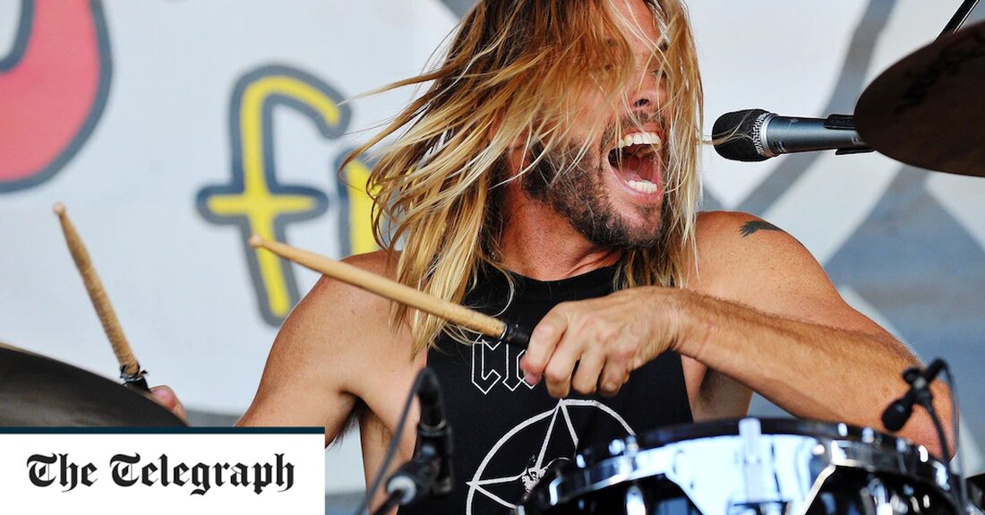Taylor Hawkins, der Schlagzeuger der Rockband Foo Fighters, ist im Alter von 50 Jahren gestorben, da die Polizei sagt, dass die Todesursache mit Drogen zusammenhängen könnte. Der Star wurde am Freitag in seinem Hotelzimmer im Four Seasons Casa Medina in der kolumbianischen Hauptstadt Bogota als nicht ansprechbar aufgefunden. El Tiempo, die kolumbianische Zeitung, berichtete, dass Rettungsdienste ins Hotel gerufen wurden, nachdem Hawkins über Schmerzen in der Brust geklagt hatte. In einer Erklärung, die von derselben Verkaufsstelle berichtet wurde, sagte die Metropolitan Police von Bogota: „Die Todesursache muss noch festgestellt werden. Nach Angaben von ihm nahestehenden Personen könnte der Tod mit &hellip;