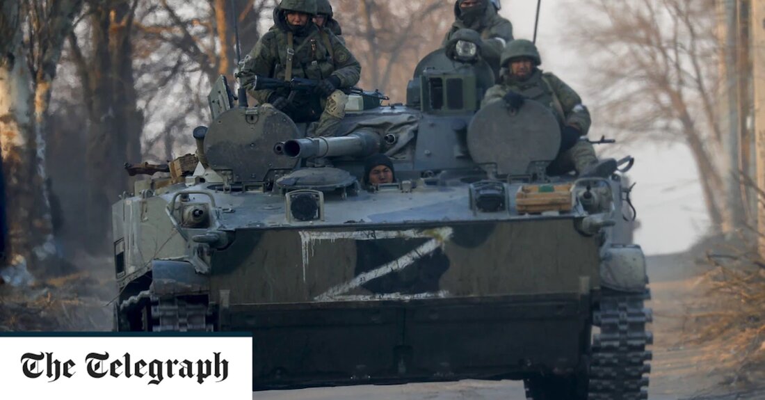 Berichten zufolge versucht ein Rekrutierungszentrum der russischen Armee, Männer für den Militärdienst an vorderster Front in der Ukraine zu gewinnen, während der Druck auf den Kreml zunimmt, angesichts des Truppenmangels eine offizielle vollständige Mobilisierung anzuordnen. Das in den USA ansässige Institute for the Study of War sagte, der Militärkommissar in Wladiwostok, am Rande Russlands im Fernen Osten, habe vorsätzlich irreführende Einschreibungsschreiben an Männer im Alter zwischen 23 und 65 Jahren mit militärischer Erfahrung geschickt. „Russische Anwerber beabsichtigen wahrscheinlich, die Empfänger mit den Briefen zu verwirren, damit sie glauben, sie seien formell und legal eingezogen worden“, hieß es. &#8222;Die Briefe sind &hellip;