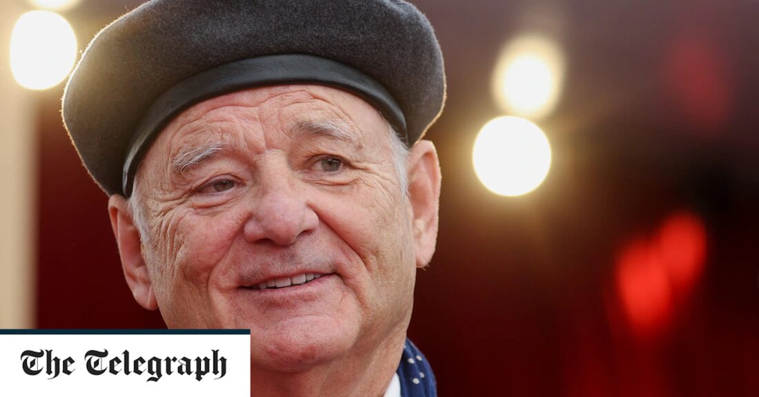 Bill Murray wurde Berichten zufolge „unangemessenes Verhalten“ am Set vorgeworfen und die Produktion seines neuesten Films ausgesetzt. Der 71-jährige Schauspieler sollte an der Seite von Seth Rogan in „Being Mortal“ auftreten – basierend auf Atul Gawandes Sachbuch über die Pflege am Lebensende, aber der Besetzung und der Crew wurde gesagt, dass „die Produktion derzeit nicht fortgesetzt werden kann“. Der Film markiert das Regiedebüt des mit dem Golden Globe ausgezeichneten Komikers Aziz Ansari, der zusammen mit Rogan nicht Teil der Beschwerde ist. Die Art der Anschuldigung ist zu diesem Zeitpunkt nicht bekannt, aber Produktionsinsider sagte Deadline und der New York Times, &hellip;