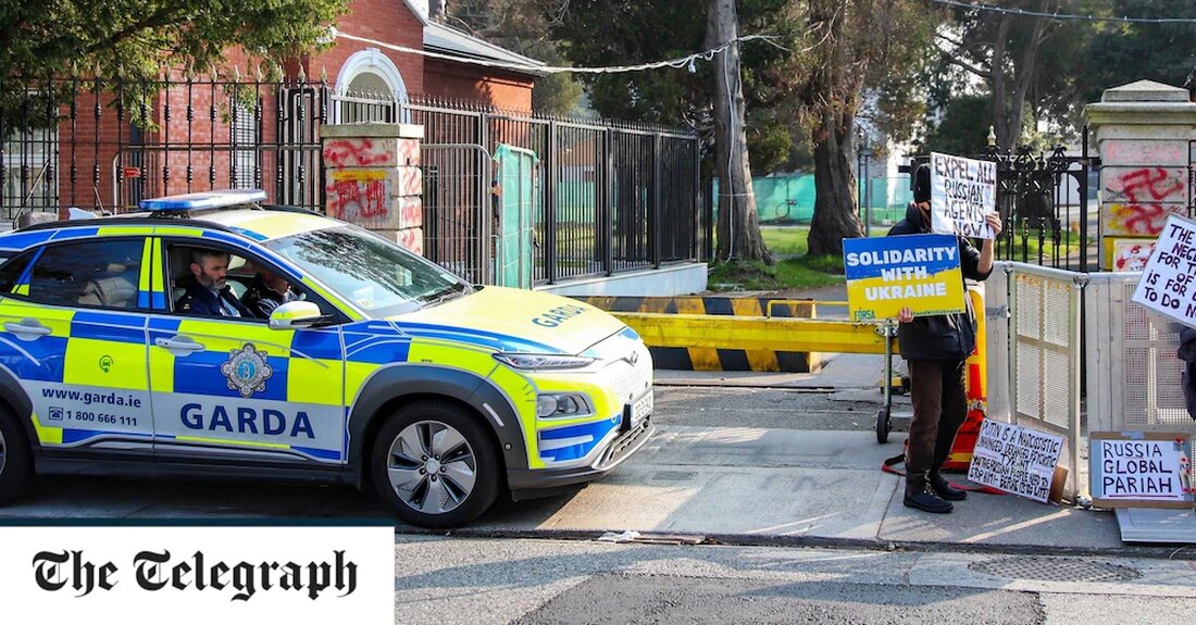 Ukrainekrieg &#8211; Sonderartikel Die russische Botschaft in Irland hat sich darüber beschwert, dass ihr der Brennstoff für Heizung und Warmwasser ausgeht, nachdem sich irische Unternehmen wegen des Krieges in der Ukraine geweigert hatten, Lieferungen zu liefern. Die Botschaft bat die Regierung in Dublin, einzugreifen, nachdem ihr Kesselvertrag und ihr Tankkartenkonto von verschiedenen Unternehmen gekündigt worden waren. Die Bank of Ireland hat laut einem Bericht des Irish Mirror auch das Konto der russischen Botschaft gesperrt. „Der derzeitige Treibstofflieferant der Botschaft hat sich geweigert, Diesel an unsere Mission zu liefern“, sagten die Russen in einem Schreiben vom 22. März an das irische &hellip;