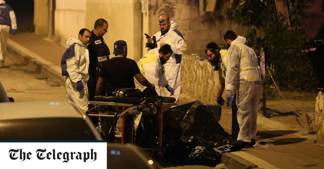 Mindestens fünf Menschen wurden am Dienstagabend in einer Stadt in Zentralisrael bei dem offenbar dritten Angriff dieser Art in nur einer Woche erschossen. Israelische Beamte sagten, ein nicht identifizierter Mann habe in Bnei Brak, einer ultraorthodoxen Stadt, das Feuer auf Zivilisten eröffnet, während es unbestätigte Berichte über Schießereien an anderen Orten gab. Ein online gepostetes Video schien einen jungen Mann mit einem Sturmgewehr zu zeigen, der auf Menschen auf der Straße schießt, bevor er dann bei einem Unfall auf ein vorbeifahrendes Auto feuert. Der Angreifer wurde israelischen Medienberichten zufolge später von der Polizei &#8222;neutralisiert&#8220;. Es folgten zwei ähnliche Terroranschläge, die &hellip;