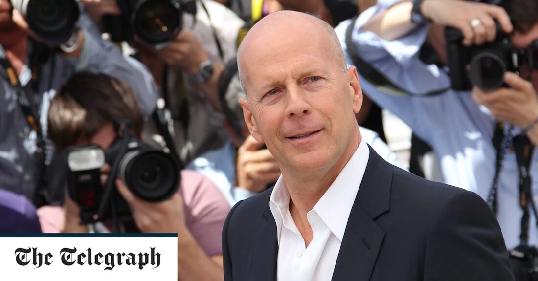 Bruce Willis musste mit Leitungen durch einen Ohrhörer versorgt und seine Sprechteile beschnitten werden, als die Besorgnis über seinen geistigen Verfall zunahm, haben Hollywood-Insider enthüllt. Der 67-jährige Golden-Globe-Gewinner gab kürzlich seine Aphasie-Diagnose bekannt und hat sich von der Schauspielerei zurückgezogen, aber Kollegen machten sich schon vor Jahren Sorgen über Veränderungen seiner kognitiven Fähigkeiten – selbst als er weiterhin in einer Reihe von Filmen auftrat. Willis hatte seine Filmdrehs auf zwei Tage begrenzt und seine Sprechrollen komprimiert, als die Regisseure versuchten, ihn nicht „schlecht aussehen“ zu lassen. Ein Schauspieler, der mit Willis reiste, fütterte den Star mit seinen Zeilen durch einen &hellip;