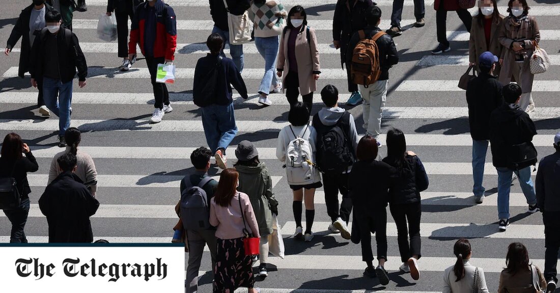 Coronavirus-Artikelleiste mit Theke Südkorea war fast zwei Jahre lang ein Fahnenträger für die aggressive Unterdrückung von Covid-19. Aber dieses Jahr hat das Land stattdessen die Welt bei Neuinfektionen angeführt, mit einem dramatischen Anstieg der Fälle, bei denen an einem einzigen Tag etwa ein Prozent der Bevölkerung positiv getestet wurde. Die erstaunliche Spitze – die Mitte März die 600.000-Marke überstieg – ist Omicron. Die hochinfektiöse Variante besiegte schließlich das ausgeklügelte Kontaktverfolgungssystem des Landes, während Bestattungsinstitute in einigen dicht besiedelten Städten ihre Betriebszeiten verlängert haben, da sie Schwierigkeiten haben, einen Rückstand zu bewältigen. Doch anstatt zu sperren, lockert Südkorea die Beschränkungen – &hellip;