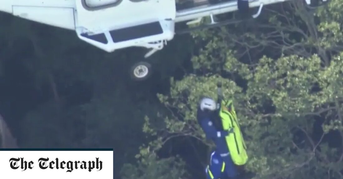 Die Leichen eines britischen Vaters und Sohnes, die bei einem Erdrutsch in den Blue Mountains in Australien getötet wurden, wurden von der Polizei geborgen. Ein Sprecher der Polizei von New South Wales bestätigte gegenüber der Nachrichtenagentur PA, dass die Leichen des 49-jährigen Mannes und seines neunjährigen Sohnes am Dienstag gegen 9.30 Uhr von PolAir herausgeholt wurden. Fünf Mitglieder derselben Familie wurden am Montag während eines Urlaubs in Australien von einem Erdrutsch erfasst. Im Gespräch mit dem Radiosender 2GB sagte der amtierende Superintendent des Blue Mountains Area Command, John Nelson, dass sich die Rettungsdienste auf die Pflege der beiden überlebenden Familienmitglieder &hellip;