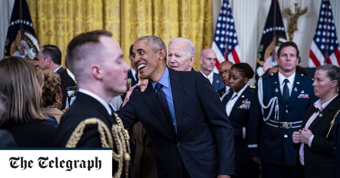 Joe Biden wurde vor der Kamera festgehalten, wie er allein stand und frustriert aussah, als Beamte Barack Obama bei seiner ersten Rückreise ins Weiße Haus seit seinem Ausscheiden aus dem Amt umschwärmten. Der US-Präsident wurde dabei gefilmt, wie er offensichtlich frustriert die Hände in die Luft hob, als er bei der Veranstaltung am Montag für seinen Vorgänger pausierte. Herr Obama war von Herrn Biden, seinem ehemaligen Vizepräsidenten, zurück ins Weiße Haus eingeladen worden, um den 12. Jahrestag seines charakteristischen Gesundheitsgesetzes zu feiern, das oft als „Obamacare“ bezeichnet wird. Die Regierung von Herrn Biden feierte das Jubiläum mit der Ankündigung einer &hellip;