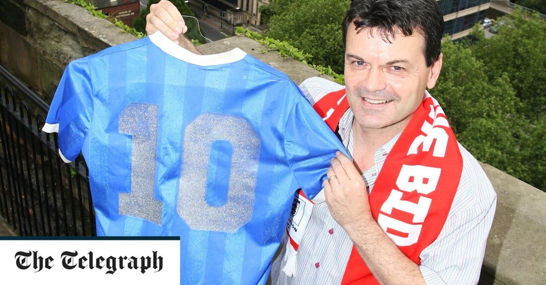 Die älteste Tochter von Diego Maradona hat darauf bestanden, dass das argentinische Trikot, das voraussichtlich mehr als 4 Millionen Pfund einbringen wird, wenn es versteigert wird, nicht das ist, das ihr Vater trug, als er sein berüchtigtes „Hand of God“-Tor erzielte. Dalma Maradona, 35, behauptete, das Trikot sei tatsächlich das Oberteil, das ihr Vater in der torlosen ersten Hälfte des Viertelfinalspiels der Weltmeisterschaft 1986 zwischen England und Argentinien in Mexiko trug. Sie fügte hinzu, dass das begehrte „Second Half“-Shirt, in dem Maradona Geschichte geschrieben hat, in den Händen eines mysteriösen Besitzers ist, den sie nicht nennen will. Dalma, eine von &hellip;