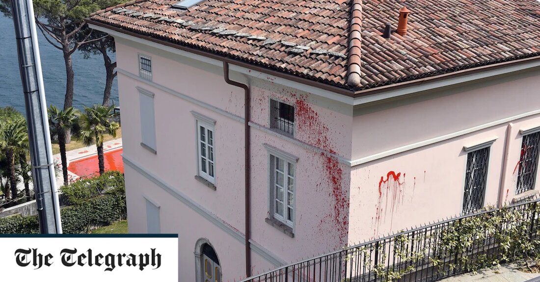 Italienische Anti-Kriegs-Demonstranten verwüsteten am Mittwoch die Comer See-Villen eines der Hauptpropagandisten des Kremls, legten ein Feuer in einem Grundstück an und gossen rote Farbe in den Pool eines anderen. Die Polizei ermittelt, nachdem gegen Morgengrauen auf einem Grundstück von Wladimir Solowjew, einem russischen Fernsehmoderator und engen Verbündeten von Wladimir Putin, in der gehobenen Ferienregion Norditaliens ein Feuer ausgebrochen war. Aktivisten hatten Autoreifen in Brand gesteckt, die viel schwarzen Rauch abgaben, aber am Ende nur wenig Schaden am zweistöckigen Haus in Menaggio anrichteten, sagten Feuerwehrleute. Damals war es angeblich unbewohnt. Michele Spaggiari, der Bürgermeister von Menaggio, sagte, das Feuer scheine „eine &hellip;