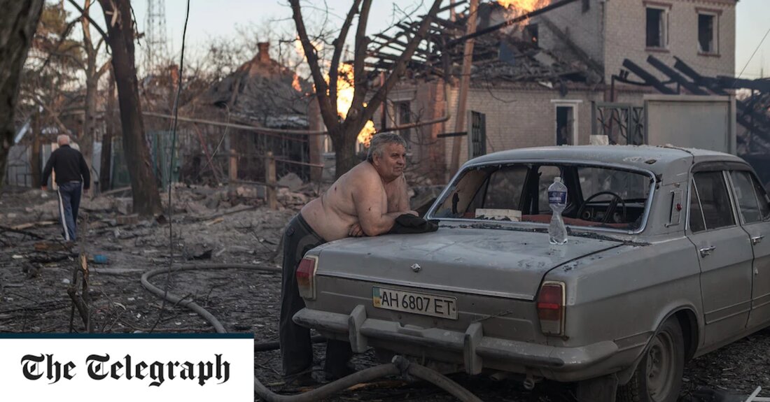 Ukrainekrieg &#8211; Sonderartikel Guten Abend. Ukrainische Beamte bestätigten am Freitag, dass die Zahl der Todesopfer durch einen Raketenangriff auf einen Bahnhof in der östlichen Stadt Kramatorsk auf 50 gestiegen ist. Bilder zeigten eine Szene der Verwüstung mit Leichen, die über die Straße verstreut waren, und die Überreste einer Rakete, auf der auf Russisch die Worte „Für die Kinder“ gemalt waren. An anderer Stelle versprach Olaf Scholz, dass Deutschland sich in einer Pressekonferenz mit Boris Johnson auf Platz 10 von russischer Energie entwöhnen werde, während Herr Johnson sagte, Großbritannien werde weitere 100 Millionen Pfund an militärischer Ausrüstung in die Ukraine schicken. &hellip;