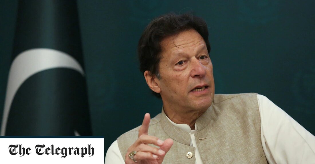 Imran Khan wurde am frühen Sonntag von der Macht als Premierminister Pakistans entlassen, nachdem er nach wochenlangen politischen Unruhen ein Misstrauensvotum im Parlament verloren hatte. Eine breite Koalition von Oppositionsparteien sicherte sich die Mehrheit der Stimmen in der Nationalversammlung des Landes, nachdem die Verbündeten von Herrn Khan erfolglos versucht hatten, der Abstimmung auszuweichen oder sie zum Scheitern zu bringen. Insgesamt 174 Parlamentarier stimmten für den Oppositionsantrag, dass sie dem ehemaligen Kricketspieler kein Vertrauen mehr hätten und er „folglich sein Amt niederlegen“ solle. Der Antrag hatte 172 Stimmen benötigt, um angenommen zu werden. Die Wahl markiert das Ende von fast vier &hellip;