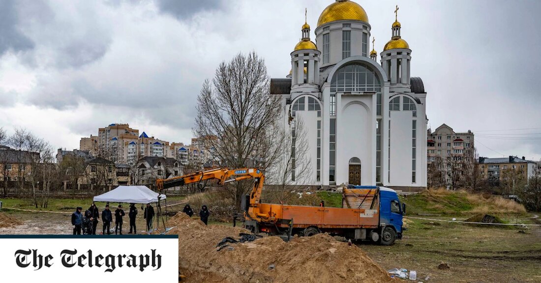 Als am Sonntag ein kalter Regen auf den heiligen Boden des Kirchhofs von Bucha fiel, befahl Ruslan Kravchenko seinen Totengräbern, in den Graben zurückzukehren, um eine höchst unheilige Exhumierung fortzusetzen. Die Arbeiter in Schutzanzügen, von denen einer ein Atemschutzgerät trug, gruben schnell mit Schaufeln, bevor sie sich hinunterbeugten, um die erste Leiche des Tages am Revers eines blauen Mantels zu packen, und schleppten, bis die klebrige Erde ihren Griff löste und der Oberkörper des Mannes taumelnd in eine sitzende Position kam . Herr Kravchenko trug eine Weste mit der Aufschrift „Staatsanwalt für Kriegsverbrechen“ und stand aus dem Regen unter einer &hellip;