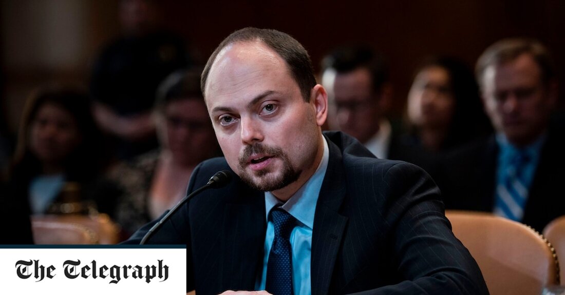 Einer der wenigen verbliebenen prominenten russischen Oppositionellen und lautstarker Kritiker der Invasion in der Ukraine wurde 15 Tage lang inhaftiert, Stunden nachdem er den Kreml im Fernsehen als „Regime der Mörder“ bezeichnet hatte. Vladimir Kara-Murza Jr., der zwei fast tödliche Vergiftungen in Russland überlebt hatte, wurde am späten Montag vor seinem Haus festgenommen und wegen Ungehorsams gegenüber der Polizei über Nacht in Gewahrsam gehalten. Es kam nach einem CNN-Interview am Montag, in dem er sagte: „Ich habe absolut keinen Zweifel daran, dass das Putin-Regime wegen dieses Krieges in der Ukraine enden wird – das bedeutet nicht, dass es morgen passieren &hellip;