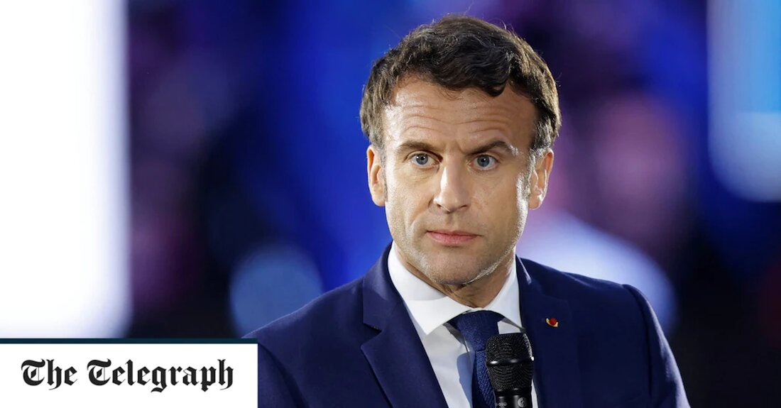 Ukrainekrieg &#8211; Sonderartikel Emmanuel Macron hat Joe Bidens Beschreibung des „Genozids“ für Russlands Krieg in der Ukraine wegen der „brüderlichen Liebe“ zwischen Ukrainern und Russen zurückgewiesen. Der französische Präsident äußerte sich in einem Interview mit dem französischen Fernsehen wenige Stunden, nachdem Herr Biden gesagt hatte, Wladimir Putin wolle „die Ukrainer auslöschen“. „Ich wäre heute mit solchen Begriffen vorsichtig, weil diese beiden Völker [Russians and Ukrainians] Brüder sind“, sagte er gegenüber France 2. „Was wir mit Sicherheit sagen können, ist, dass die Situation inakzeptabel ist und dass es sich um Kriegsverbrechen handelt.“ Herr Macron ist in einen zweiwöchigen Kampf verwickelt, um &hellip;