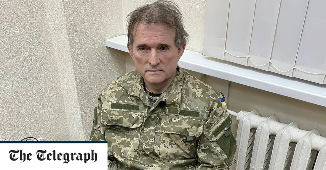 Ukrainekrieg &#8211; Sonderartikel Wolodymyr Selenskyj hat einen Gefangenenaustausch mit Wladimir Putins engstem Verbündeten in der Ukraine vorgeschlagen, der vermutlich vom Kreml als Nachfolger des ukrainischen Präsidenten aufgestellt wurde. Viktor Medvedchuk, ein Oligarch und Oppositionspolitiker in der Ukraine, steht Herrn Putin so nahe, dass der russische Präsident Taufpate seiner Tochter ist. Herr Medvedchuk, 67, wurde im vergangenen Mai unter Hausarrest gestellt, nachdem er des Hochverrats und der illegalen Ausbeutung natürlicher Ressourcen auf der Krim beschuldigt worden war. Am 27. Februar dieses Jahres, drei Tage nach Beginn der russischen Invasion, soll Herr Medwedtschuk nach Angaben des ukrainischen Innenministeriums geflohen sein. Der ukrainische &hellip;