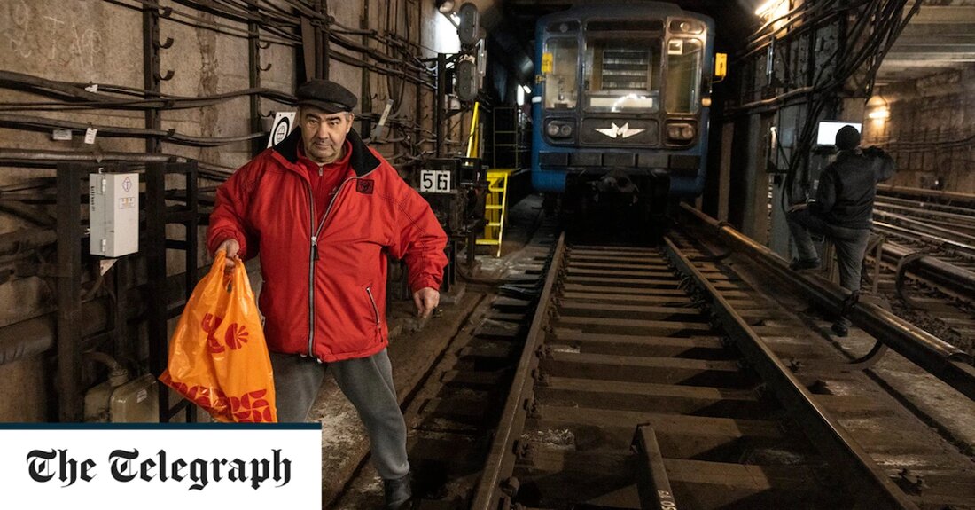 Ukrainekrieg &#8211; Sonderartikel In dieser stickigen U-Bahn-Station in Charkiw beginnt sich die Anspannung von 50 Tagen Schutz vor russischem Beschuss zu zeigen. In einem nordöstlichen Vorort dieser ukrainischen Stadt, weniger als 20 Meilen von der russischen Grenze entfernt, leben, essen und schlafen hier bis zu 500 Menschen. Sie werden auf dem Bahnsteig ausgestreckt, in die U-Bahnwagen gedrängt und zwischen den Drehkreuzen eingezwängt. Die zuletzt Angekommenen liegen auf der Treppe. Seit Beginn der Invasion am 24. Februar verging kein Tag ohne Beschuss, und lokale Beamte sagen, dass Russland seine Bombardierung erheblich verstärkt. Sogar unter der Erde hallt es von den Wänden &hellip;